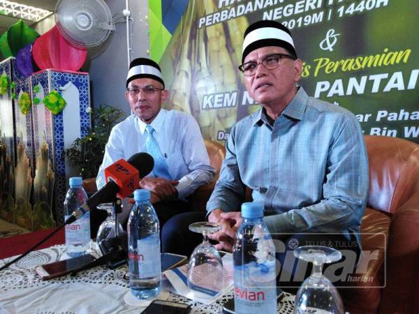 Wan Rosdy (kanan) ketika hadir memeriahkan Majlis sambutan hari raya di Kem Nemo, Balok.