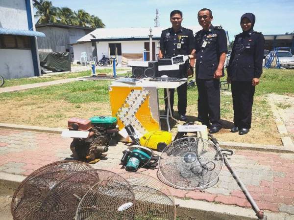 Nor Azmi (tengah) bersama pegawainya menunjukkan barangan dirampas pada sidang media di IPD Sabak Bernam di sini hari ini.