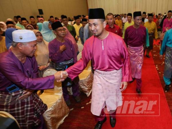 Menteri Besar, Dr Sahruddin Jamal bersalaman dengan para jemaah haji Johor.