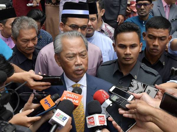 Menteri Dalam Negeri Tan Sri Muhyiddin Yassin (tengah) menjawab persoalan media pada Majlis Sambutan Aidilfitri Jabatan Imigresen di Ibu Pejabat Jabatan Imigresen hari ini. - Foto BERNAMA