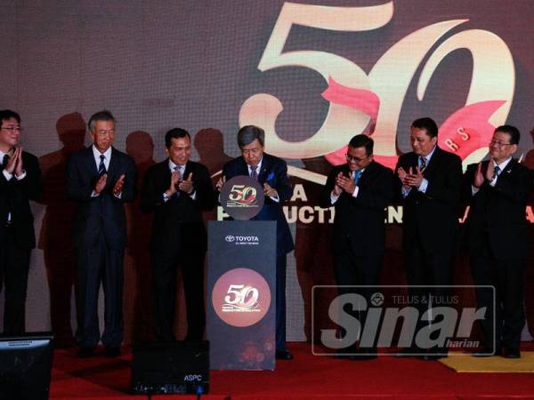 Sultan Sharafuddin berkenan menyempurnakan Majlis Meraikan 50 Tahun Pengeluaran Kenderaan Toyota di Malaysia di kilang pemasangan terbaharu kenderaan itu di kawasan perindustrian Bukit Raja, hari ini.
