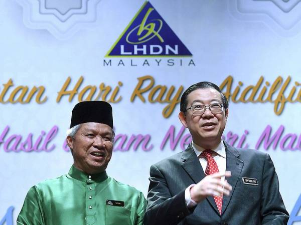 Menteri Kewangan Lim Guan Eng bersama Ketua Pegawai Eksekutif Lembaga Hasil Dalam Negeri (LHDN) Datuk Seri Sabin Samitah (kiri) pada majlis sambutan Hari Raya Aidilfitri Lembaga Hasil Dalam Negeri (LHDN) 2019 bertemakan "Gemersik Syawal@Hasil" di ibu pejabat LHDN hari ini. - Foto BERNAMA