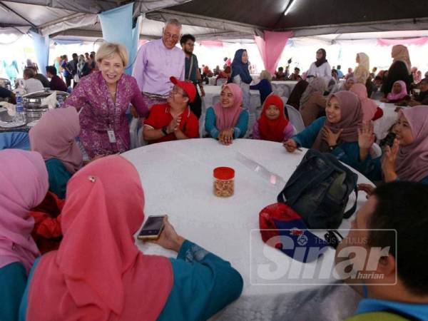 Amanda beramah mesra dengan tetamu pada majlis sambutan hari raya Lynas di Gebeng hari ini.
