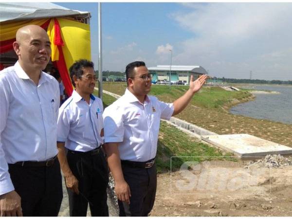 Amirudin (kanan) menunjukkan LRA Labohan Dagang Fasa 1 yang boleh menampung keperluan bekalan air khususnya untuk penduduk Kuala Langat.