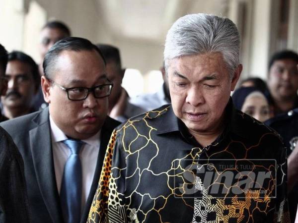 Presiden UMNO, Datuk Seri Dr Ahmad Zahid Hamidi meninggalkan Kompleks Mahkamah Jalan Duta di sini hari ini. - FOTO ZAHID IZZANI