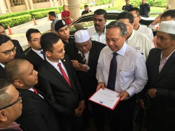 Ketua Pembangkang Johor, Datuk Ir Hasni Mohammad menyerahkan memorandum kepada Setiausaha Sulit Khas Kepada Menteri Besar Johor, Muhd Shamsuddin Paijan.