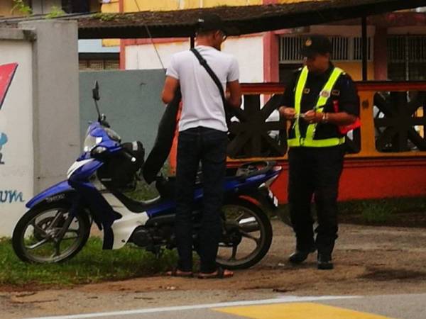 Tujuh saman turut dikeluarkan atas kesalahan tidak memakai topi keledar.