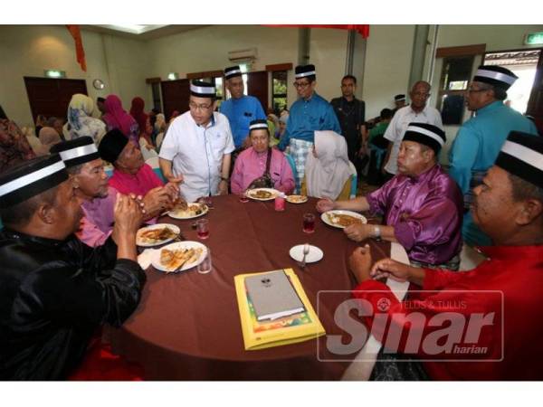 Abdul Fattah (berdiri dari kiri) beramah mesra bersama masyarakat yang hadir pada Majlis Sambutan Aidilfitri Anjuran Angkasa Zon 1, di Hotel Seri Malaysia di sini hari ini.