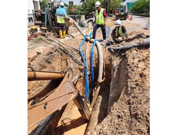 Kerja-kerja pembaikan paip utama di Persiaran Selangor, Seksyen 15 Shah Alam sedang giat dijalankan.