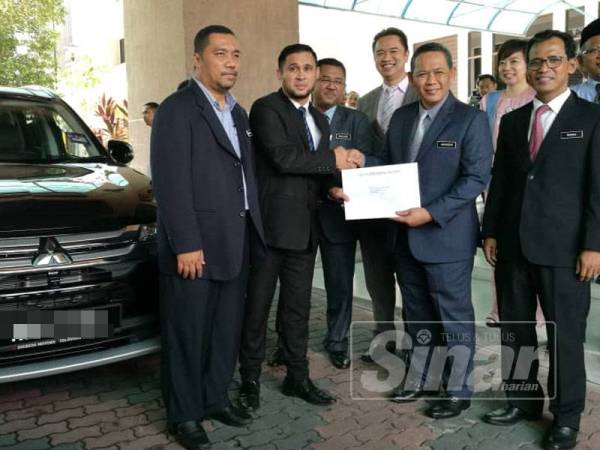 Aminuddin menyampaikan kereta kepada salah satu jabatan dan agensi kerajaan terlibat di Wisma Negeri hari ini.