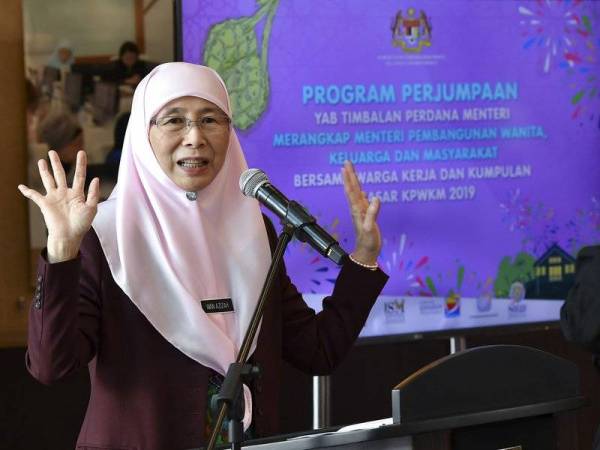 Timbalan Perdana Menteri Datuk Seri Dr Wan Azizah Wan Ismail yang juga Menteri Pembangunan Wanita, Keluarga dan Masyarakat berucap pada program perjumpaan bersama warga kerja dan kumpulan sasar Kementerian Pembangunan Wanita Keluarga dan Masyarakat (KPWKM) di KPWKM hari ini. Foto: Bernama