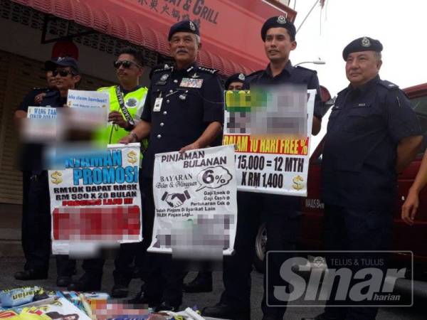 Zainuddin (tiga dari kiri) dan Annuar Amri (dua dari kanan) menunjukkan beberapa gegantung along yang diturunkan oleh polis semalam.