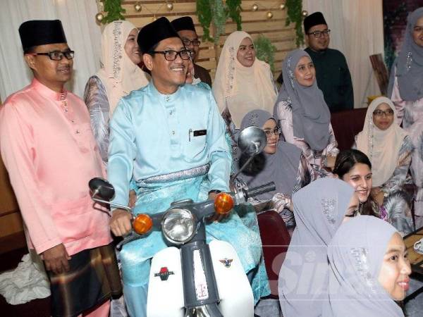 Ahmad Faizal sempat bergambar bersama motosikal klasik yang dijadikan sebagai hiasan pada majlis tersebut.