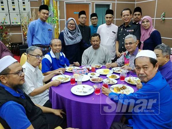 Ain Arjuna (belakang dua kiri) ketika meraikan tetamu yang hadir pada Majlis Jamuan Hari Raya di Dewan KPDNHEP hari ini.