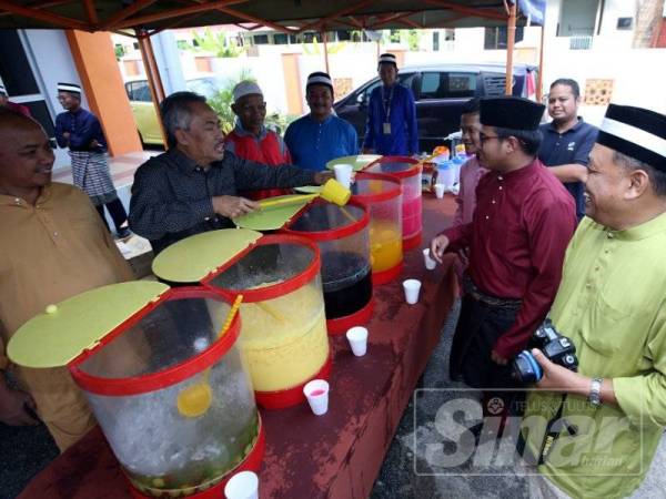 Ahmad (dua dari kiri) beramah mesra bersama kakitangan dan usahawan Fama yang hadir pada Majlis Ramah Mesra Aidilfitri Bersama Usahawan FAMA di sini hari ini.