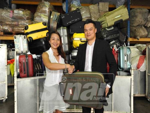 NIK SUZILA (kiri) dan Ambert ketika melancarkan kempen Luggage Trade-In antara Samsonite Malaysia dan Kloth Cares di ibu kota baru-baru ini.
