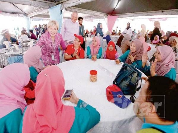 Amanda beramah mesra bersama masyarakat yang hadir majlis sambutan hari raya Lynas di Gebeng kelmarin.