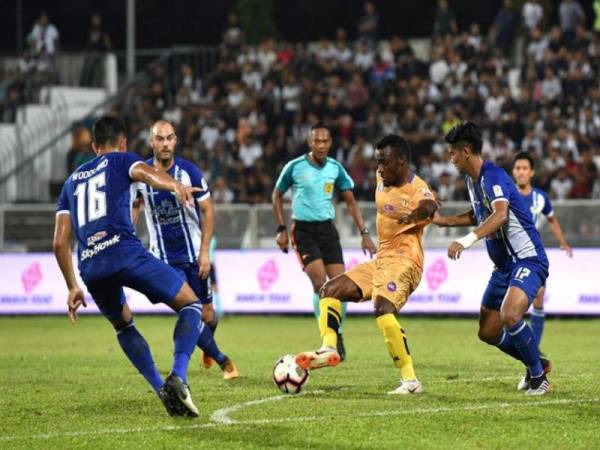 Pemain Terengganu FC (TFC) Tchetche Hermann Kipre (dua, kanan) diasak oleh pemain Kuala Lumpur Muhammad Irfan Zakaria (kanan) pada saingan Liga Super Malaysia 2019 di Stadium Sultan Ismail Nasiruddin Shah malam tadi. - Foto Bernama