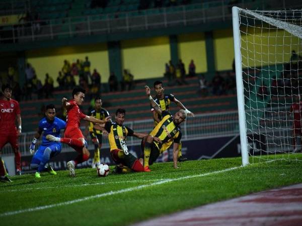 Pemain PJ CITY FC Bae Beomgeun mengasak pertahanan Pasukan Kedah pada Perlawanan Liga Super Kedah bertemu Petaling Jaya (PJ) City FC di Stadium Darul Aman, malam tado. - Foto Bernama