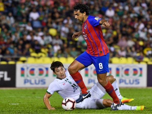 Pemain Johor Darul Ta’zim (JDT) Diago Luis Santo (kanan) berjaya melepasi halangan pemain pertahanan Melaka United Jang Sukwo pada Perlawanan Bola Sepak Liga Super menentang Melaka United di Stadium Hang Jebat, malam tadi. - Foto Bernama