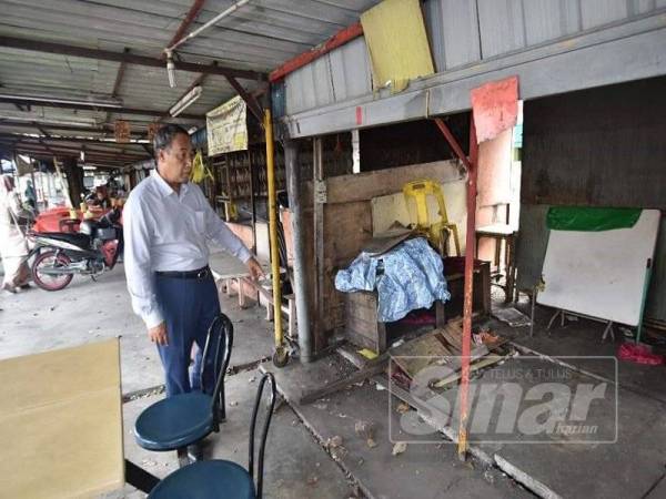 Mohamad Yasid turun padang meninjau keadaan gerai makan berkenaan yang uzur dan mengancam keselamatan orang ramai.