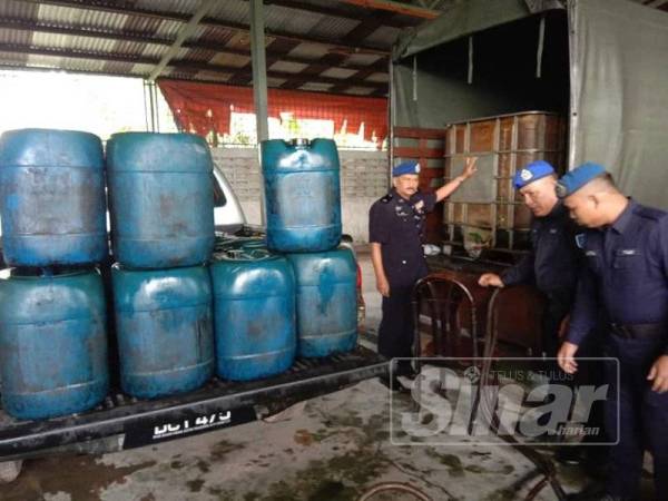 Nordin ketika ditemui menunjukkan tong digunakan untuk menyimpan diesel sebelum bahan api itu dijual secara liter kepada industri.