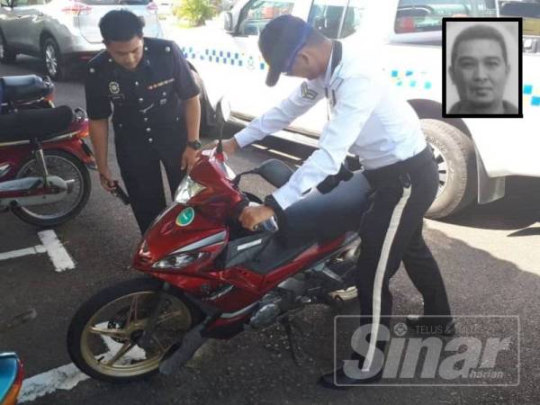 Pegawai penyiasat dan anggota polis memeriksa motosikal mangsa selepas kemalangan berlaku.