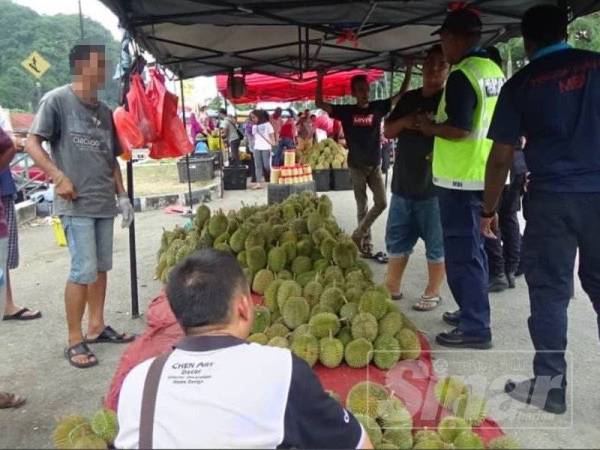 Durian milik peniaga dirampas pada Operasi penguatkuasaan di Jalan Sultan Nazrin Shah.