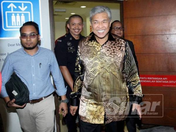 Ahmad Zahid hadir ke Mahkamah Sesyen Shah Alam hari ini, atas menghadapi pendakwaan kes rasuah. Foto Sinar Harian/Asril Aswandi Shukor.