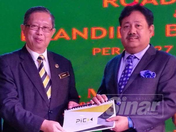 Mohammad Nizar dan Md Shahidul (kanan) pada program berkenaan.