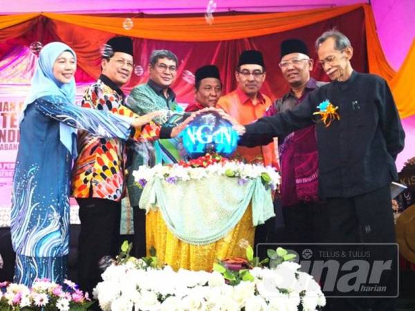 Ahmad Mustain (empat dari kanan), Mohd Fasiah (dua dari kiri) dan tetamu undangan lain hadir pada Majlis Program Perkongsian Pintar Amalan Terbaik Dalam Pendidikan Peringkat Antarabangsa di Dewan Kolej Tingkatan 6 Tungku Abdul Rahman Putra di sini hari ini.