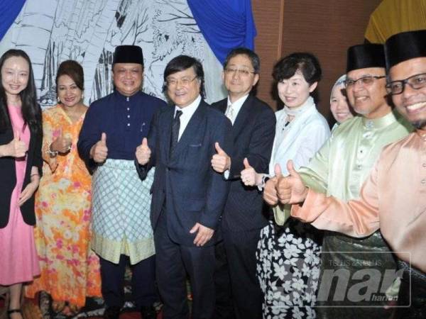 Tuanku Syed Faizuddin Putra (tiga dari kiri) bersama tetamu yang hadir pertemuan dengan kepimpinan tertinggi University of Yamanashi dari Kofu, Jepun di Dewan Ilmu, Kampus Alam UniMAP Pauh Putra kelmarin.