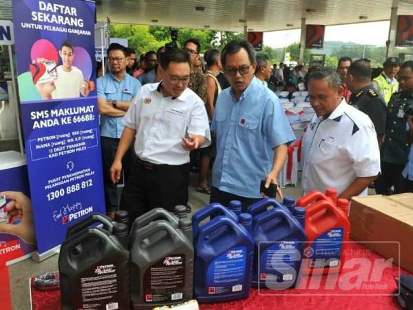 Chieng Jin (kiri) sewaktu Kempen Kesedaran Keselamatan Petroleum Peringkat Negeri Johor 2019 di Stesen Minyak Petron Tongkang Pechah, Batu Pahat.