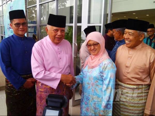 Raha (dua dari kanan) bersalaman dengan Mohd Khalil ketika majlis berkenaan.