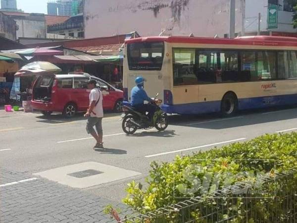 Antara pesalah yang dikesan melintas jalan tanpa menggunakan jejantas di Jalan Tunku Abdul Rahman dalam operasi jejantas yang diadakan semalam.