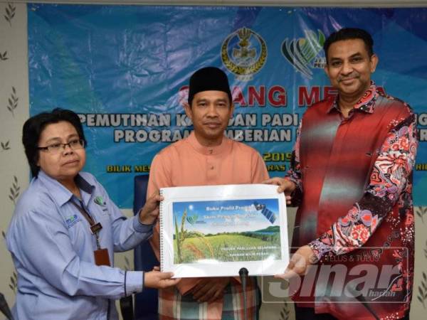 Abdul Yunus (tengah) menunjukkan Peta Profil Skim Pengairan Changkat Jong yang dipilih sebagai projek perintis program pemutihan bagi kawasan padi luar jelapang.