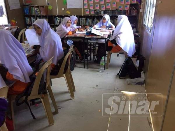 Zahran berbual bersama guru Sekolah Menengah Agama Yan