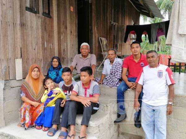 Seramai 12 beranak tinggal berhimpit Kampung Hutan Jambu, Tumpat, Kelantan.
