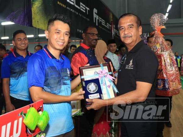 J1
Razarudin menyampaikan cenderahari kepada setiap pasukan yang menyertai Kejohanan Ping Pong Piala Ketua Polis Perak 2019 semalam.
