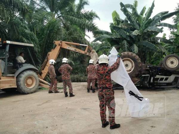 Bomba sedang mengeluarkan mangsa yang tersepit.
