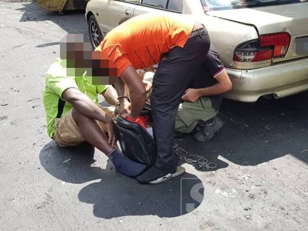 Sebahagian PATI yang ditahan dalam operasi di gudang alat ganti kenderaan di Jalan Kuching, Kuala Lumpur, semalam.