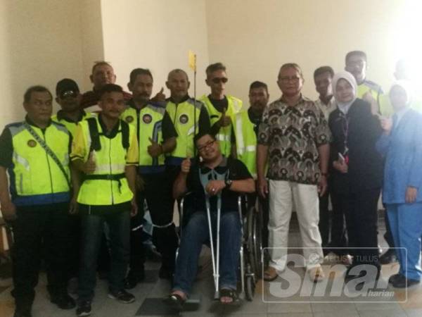 Sebahagian ahli Persatuan Komunikasi dan Keselamatan Melayu Kedah yang turun padang pada Program Agihan Sumbangan Makanan di Hospital Sultanah Bahiyah (HSB), di sini tadi.