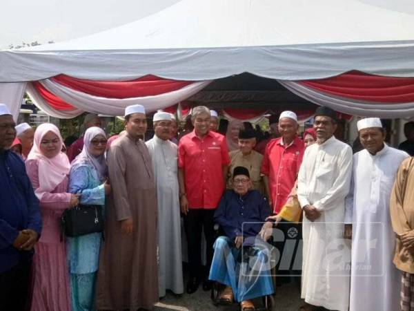 Ahmad Fadzli (empat dari kiri) turut berkesempatan bertemu Ahmad Zahid (tengah)sempena Sambutan Hari Raya Aidilfitri Ketua Umno Bahagian Sungai Petani.