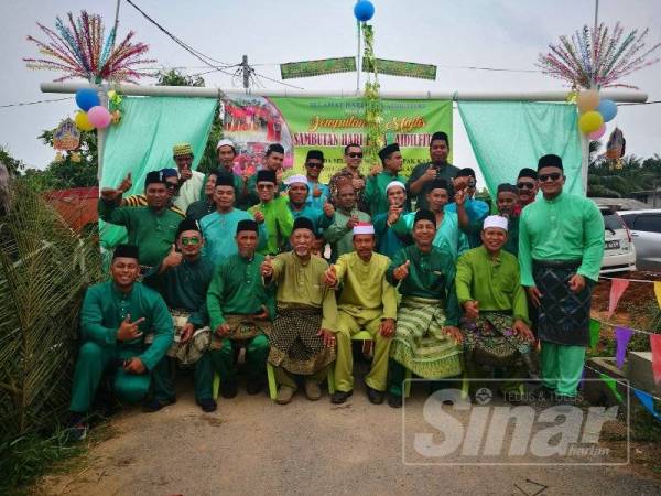 Ahli jawatan kuasa majlis diketuai Wan Rosli (duduk dua dari kanan) pada Majlis Jamuan Aidilfitri di Pak Katak.