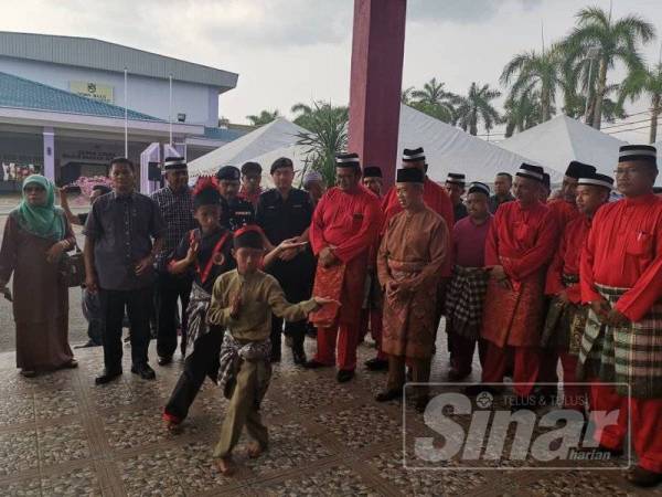 Muhyiddin ketika tiba di pekarangan dewan itu sempena sambutan Rumah Terbuka Bersatu Pahang hari ini.