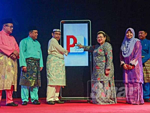 Wan Suraya turut melancarkan ePelancar, majalah digital Angkasa yang turut disaksikan Abdul Fattah (tiga kiri) pada majlis tersebut. - FOTO: SHARIFUDDIN ABDUL RAHIM
