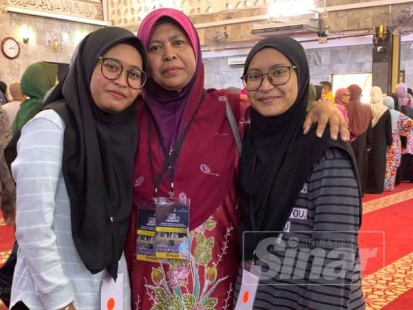 Nurul Fadiatul Husna (kanan) dan kakaknya Nurul Afifatuliyana bersama ibu mereka Rabiah bakal berangkat ke tanah suci pada 15 Julai depan untuk menunaikan haji.