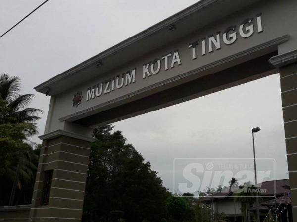 Pintu gerbang utama memasuki Muzium Kota Tinggi.