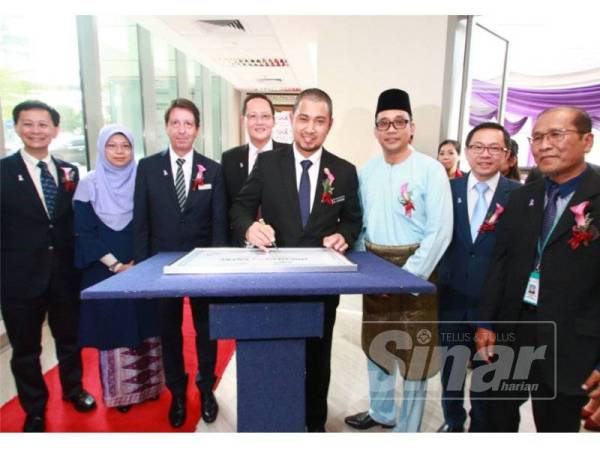 Dr Sahruddin merasmikan pusat kanser Gleneagles Medini Hospital Johor. 