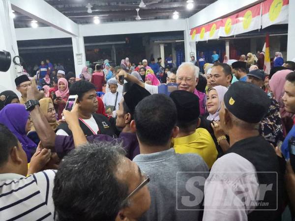 Kehadiran 'Bossku' ke Machang malam tadi mendapat sambutan hangat orang ramai apabila masing-masing tidak mahu melepaskan peluang berswafoto dengan ‘Raja Troll’ itu.